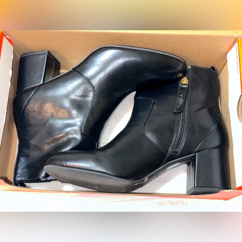 DKNY women’s black ankle boots. Size 8 M
